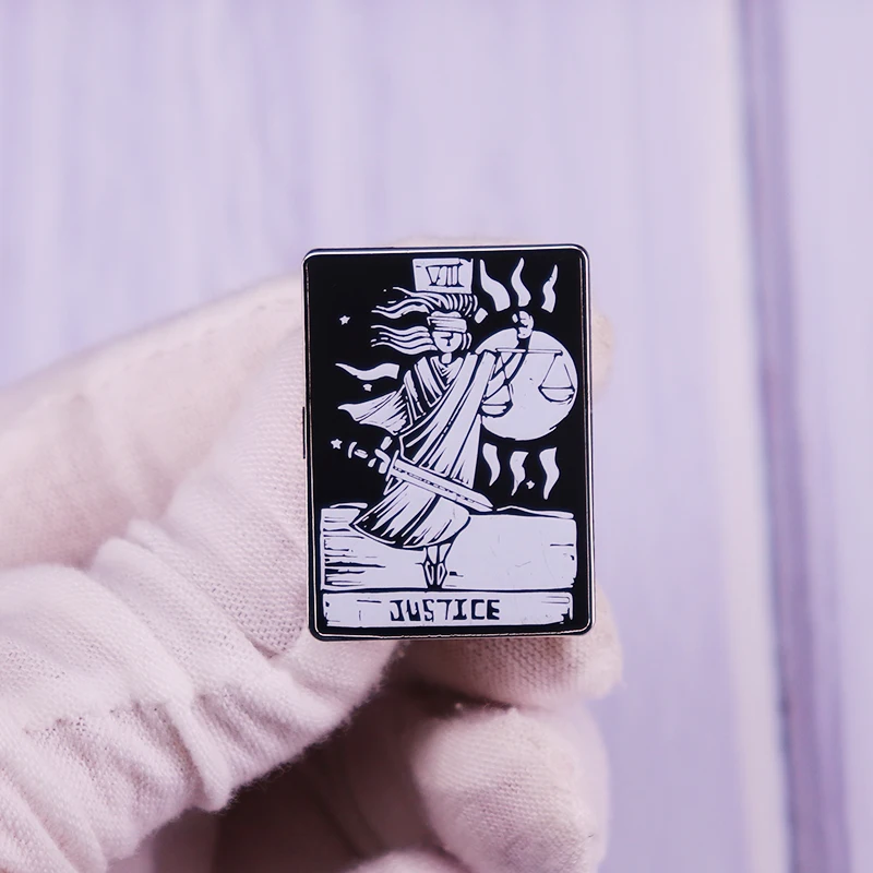 Значок на булавке в виде карт Таро справедливости держа меч правой руке и весы
