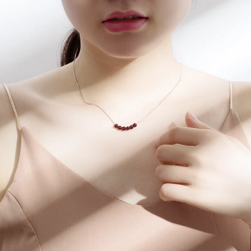 Изысканные кристальные ожерелья с красными гранатами на серебряной цепочке 925 пробы в ящике для женщин на вечеринки и романтические случаи.