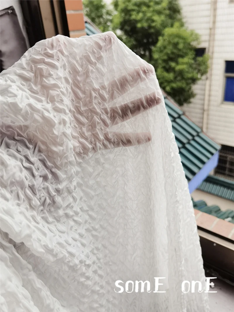 Плиссированная шифоновая ткань черно-белая Геометрическая вогнутая выпуклая