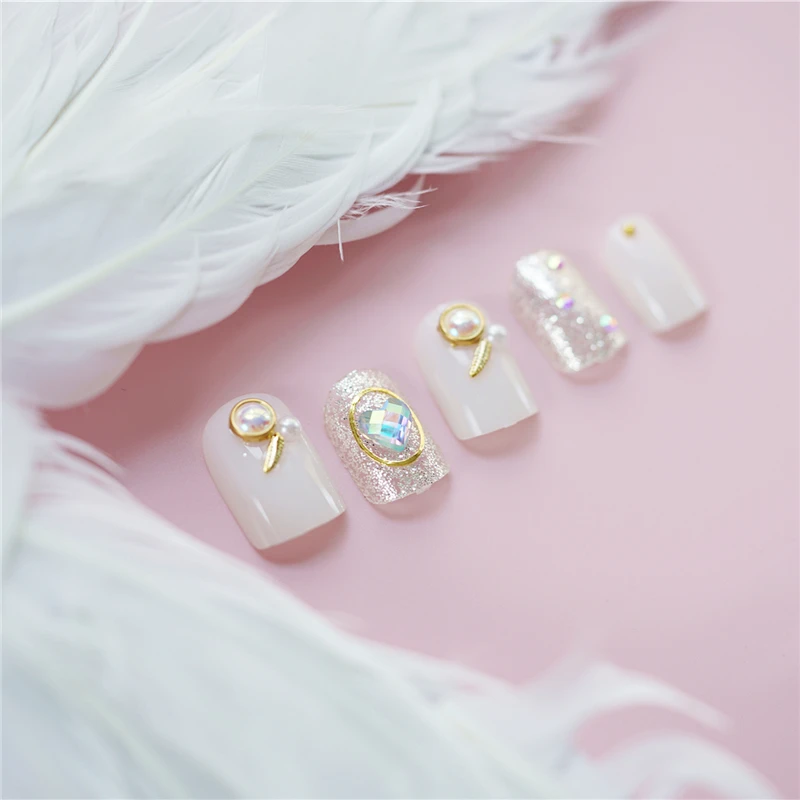 Белые и сияющие Серебристые однотонные искусственные ногти с заклепками