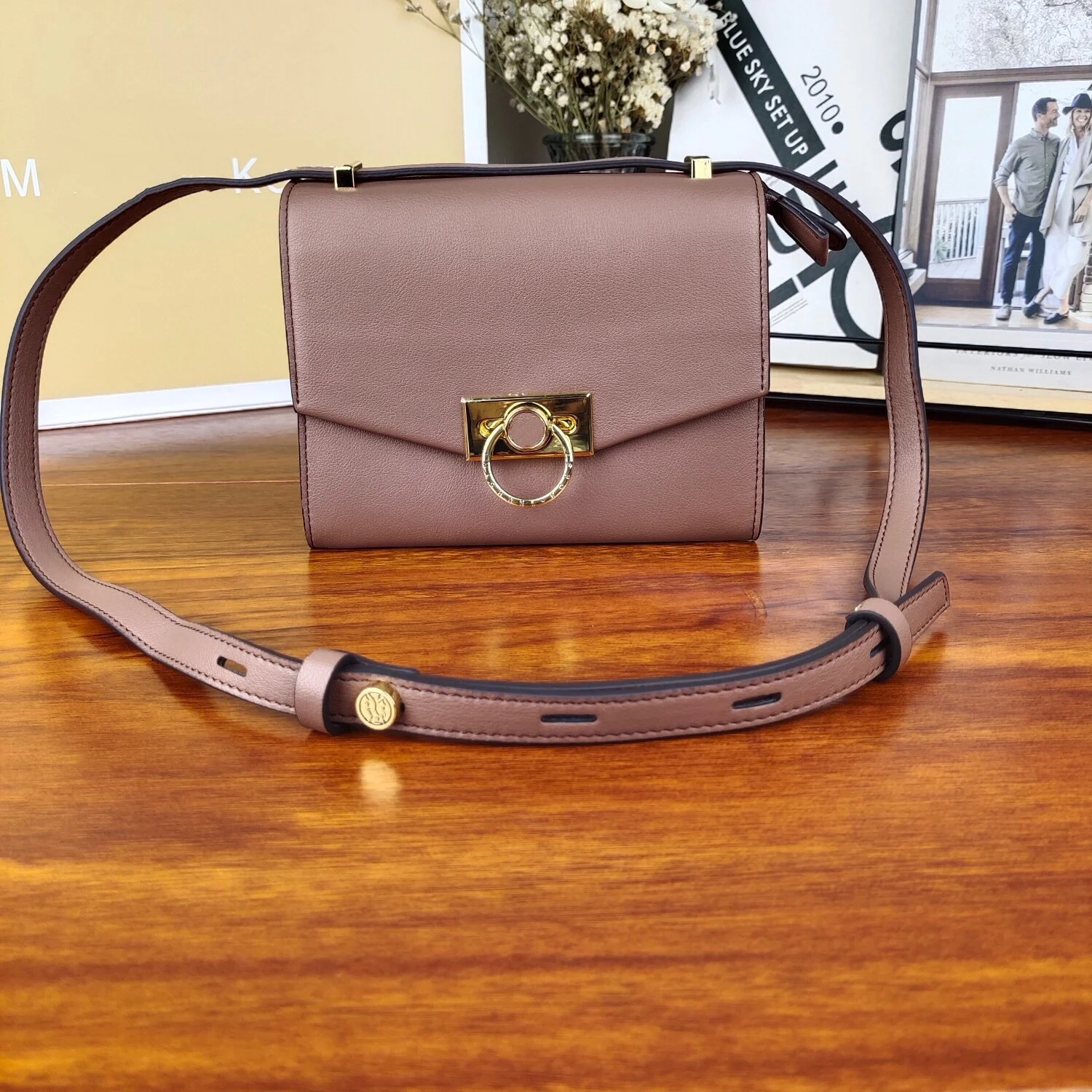 

Luxury brand handbags are carefully designed, classic and elegant one-shoulder messenger bags, designer handbags of high quality