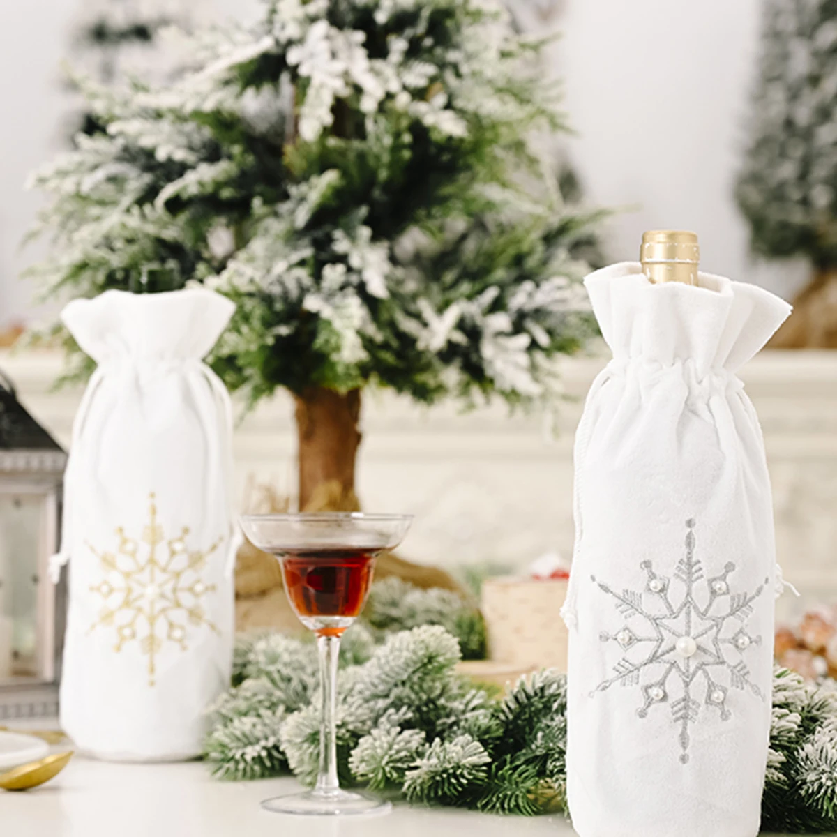 

Christmas Wine Cover Bags, Delicate Snowflake Pattern Wine Bottle Bag for Winter Holiday Xmas Party Decoration 2020 New