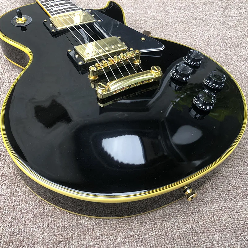 

2020 Высококачественная электрическая гитара, корпус из твердого красного дерева с черной краской, желтая целлулоидная электрическая гитара...