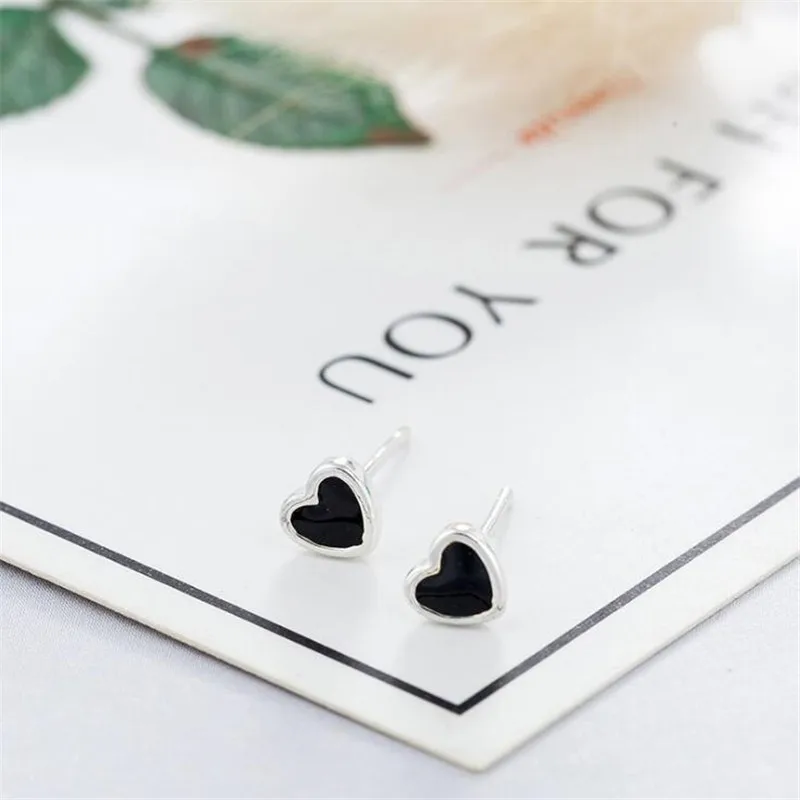 Женские серьги-гвоздики из серебра 925 пробы с черной эпоксидной смолой |