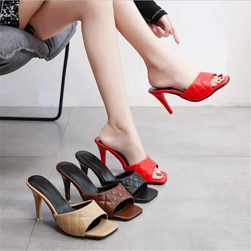 Женские туфли без задника на каблуке 6 см зеленые шлепанцы с заклепками необычном
