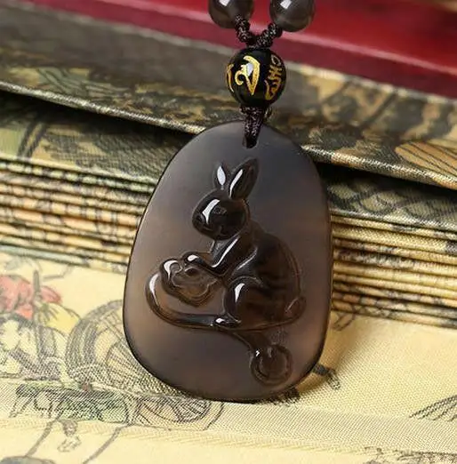 Из натурального прозрачного камня вида Подвеска из вулканического стекла Кролик