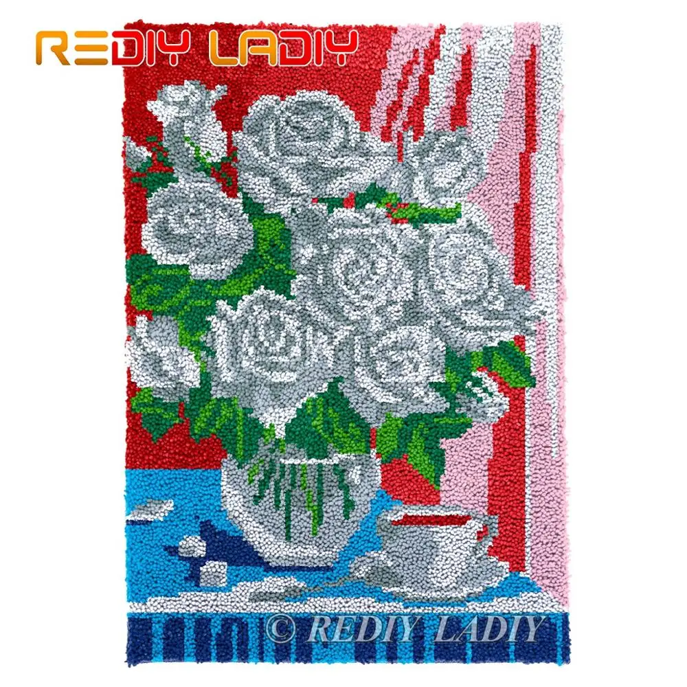 Крюк с защелкой ковер белые розы ваза не сужающийся книзу массивный гобелен