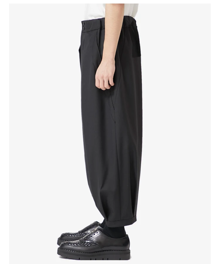 Черные плиссированные укороченные брюки собранные в японском стиле темные