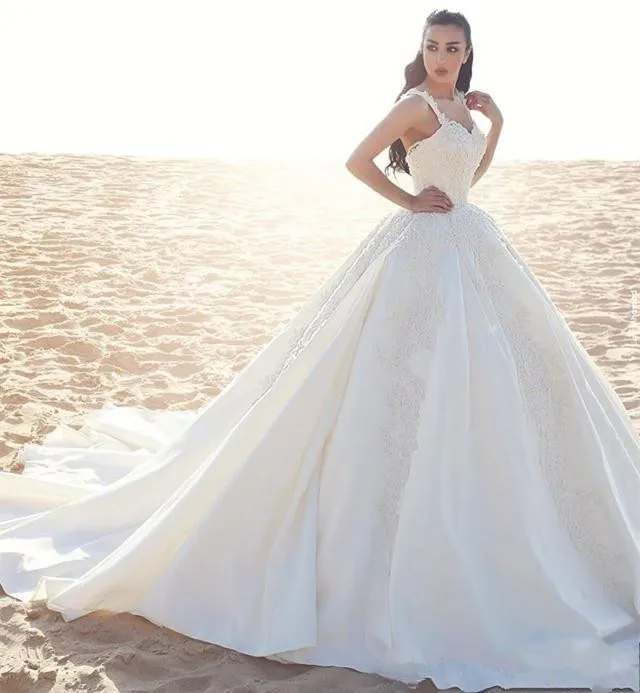 

Элегантное пляжное бальное платье, свадебные платья с открытой спиной, длинным шлейфом и кружевной аппликацией, королевское роскошное офиц...