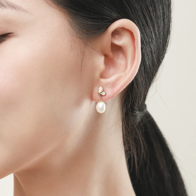 Женские серьги-гвоздики из серебра 925 пробы с пресноводным жемчугом