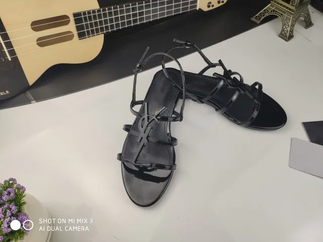 

2021 New Women Genuine Leather Sandal Classics Brand Metal Women Flat Sandals Open Toe Round Head Sandal Size 34-43