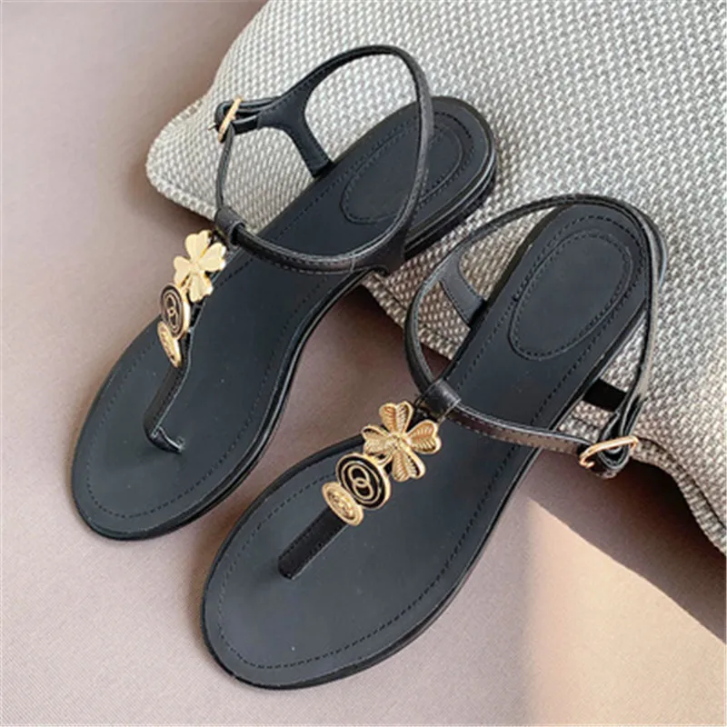 2020 модная летняя одежда с металлическими украшениями Женские сандалии для