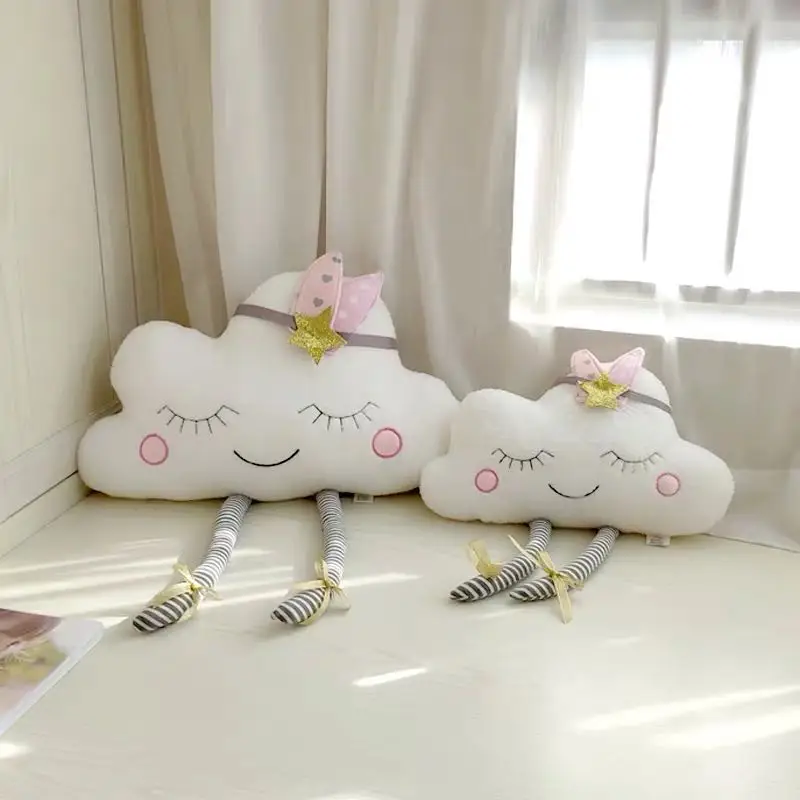 Детская плюшевая подушка в скандинавском стиле с изображением облаков и лица |