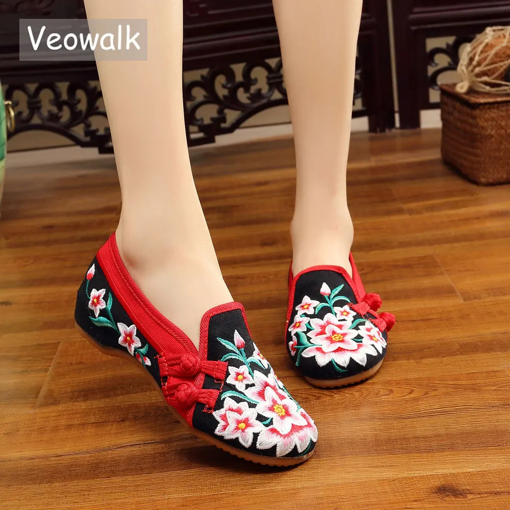 

Женские туфли ручной работы Veowalk, повседневные туфли на плоской подошве, удобные хлопковые балетки с красными цветами и вышивкой в стиле рет...