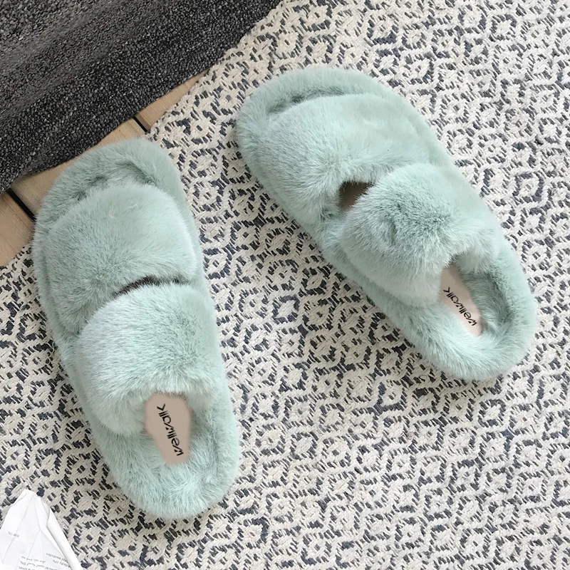 Женские шлепанцы на плоской подошве с кроличьим мехом пушистые и ползунки