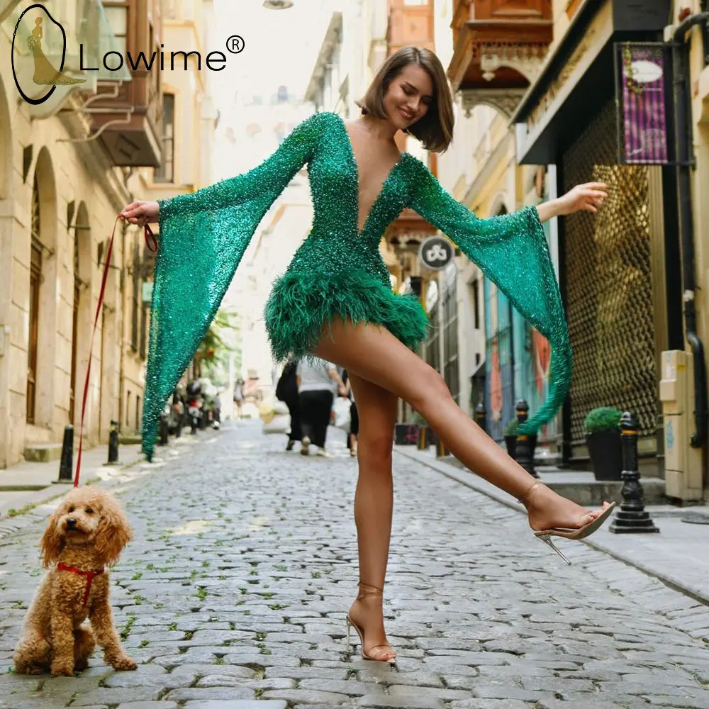 

Green Sparkly Long Pagoda Sleeve Short Prom Dresses Feathers Sexy Deep V Neck Backless Mini Cocktail Gowns vestido de fiesta