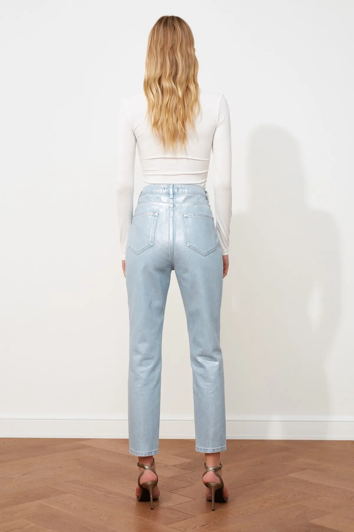 Джинсы в винтажном стиле с завышенной талией |