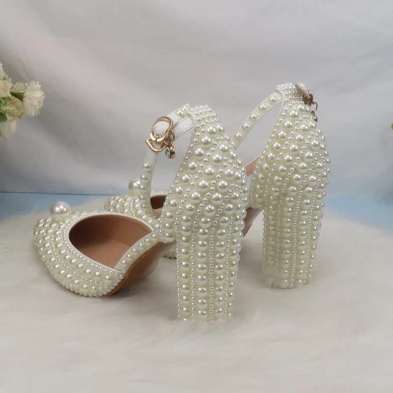 Набор женских свадебных туфель и сумочек на высоком каблуке