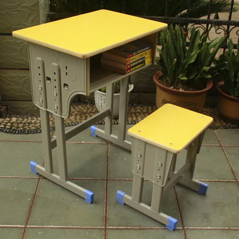 Учебные занятия письменные столы и стулья школа один стол ученики старшей школы