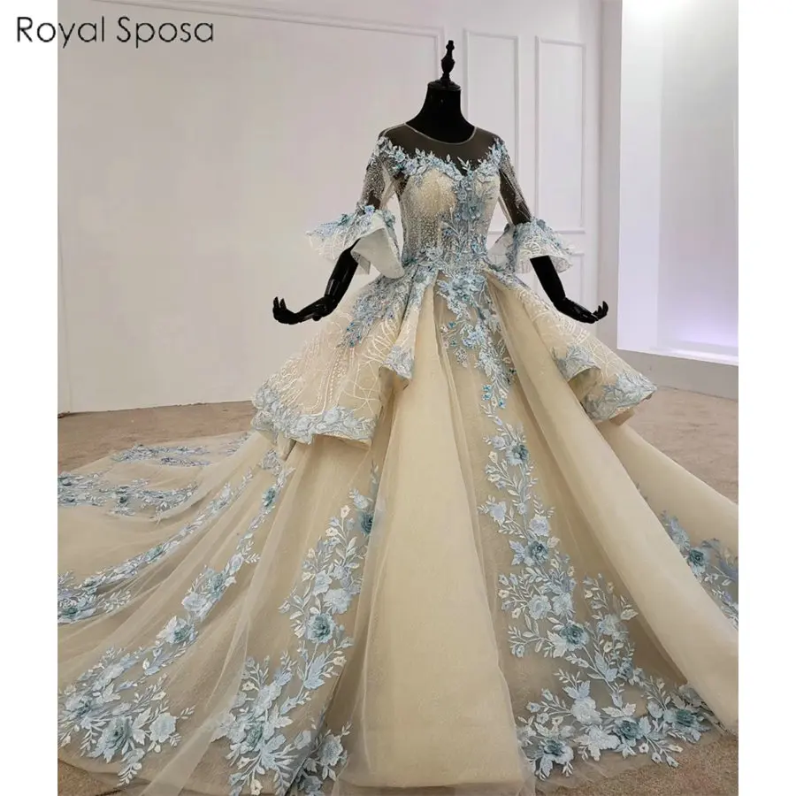 Красивое свадебное платье цвета шампанского с голубым кружевом накидка перьями |