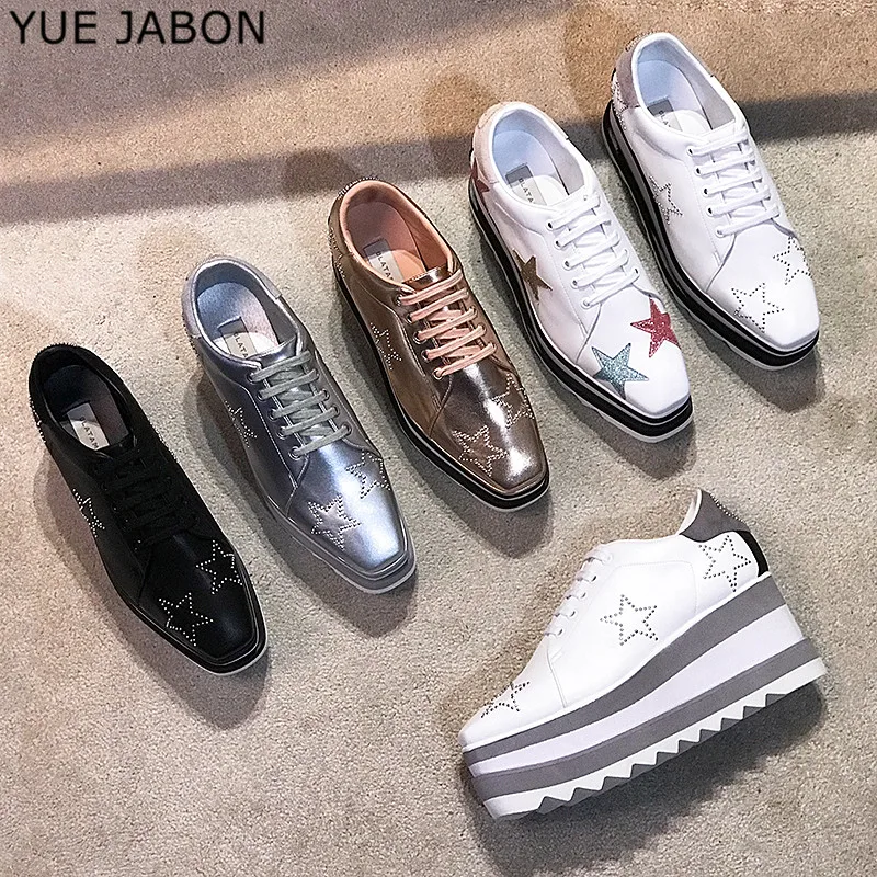 Разноцветная повседневная обувь увеличивающая рост с заклепками и звездами