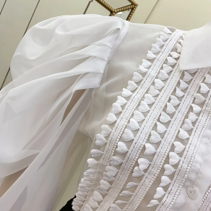 Женская кружевная блузка с перфорацией элегантная подиумная рукавами