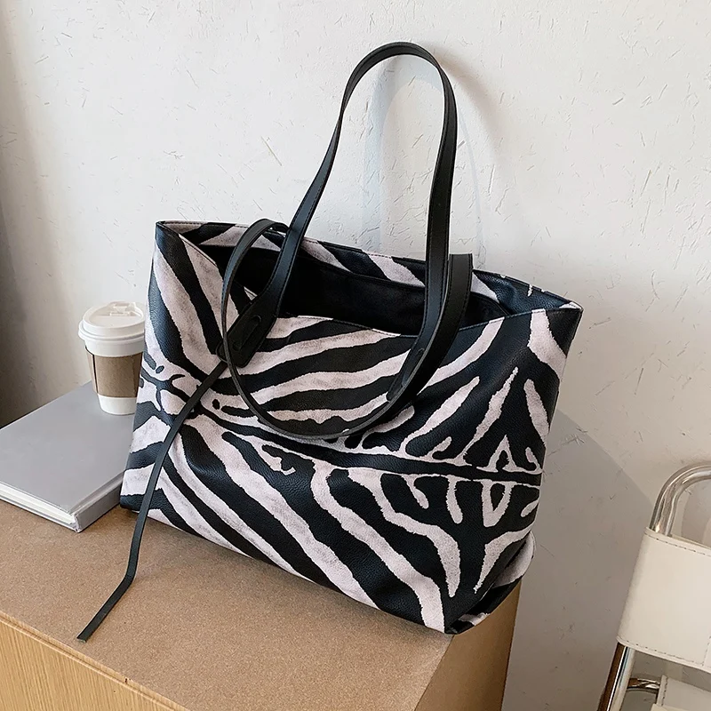 Сумка-мессенджер на плечо в черно-белую полоску вместительная Повседневная