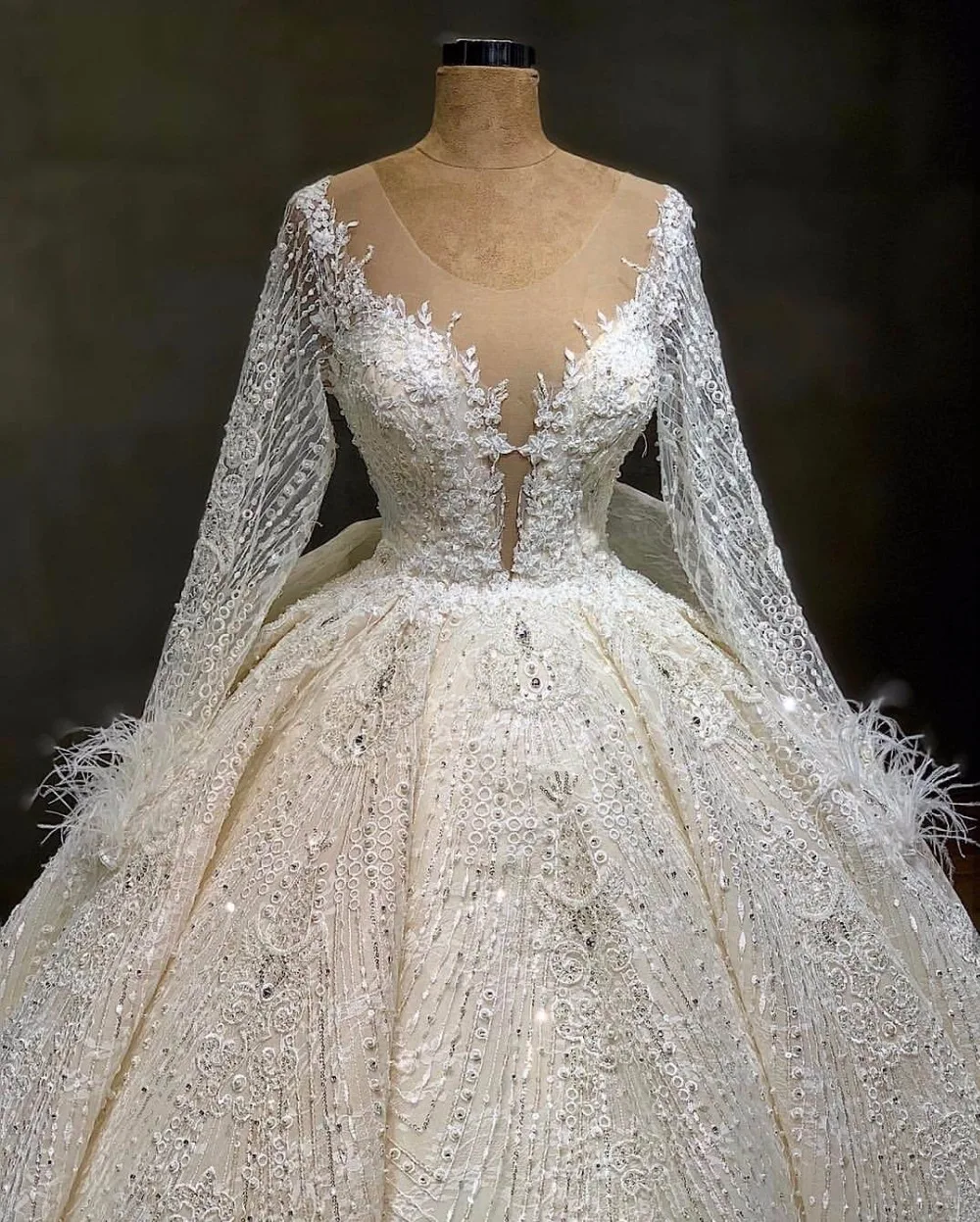 Hot New Arrivals Illusion  Wedding Dresses Luxury Beading Appliques Ball Gown Gowns Ruffles Back Bride Dresses Robe De Mariee