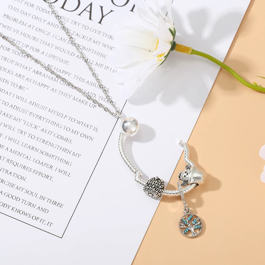 Женское колье с подвеской в виде сердца серебряного цвета | Украшения и