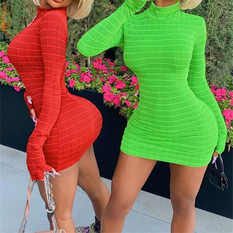 Модное клетчатое неоновое женское платье с длинным рукавом высоким воротом