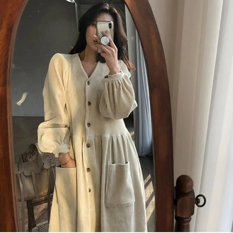 Женское осенне зимнее винтажное длинное платье с длинным рукавом однобортная