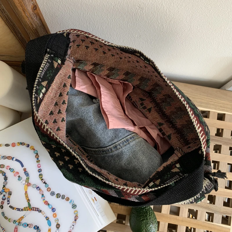 В богемном стиле женские зимние винтажные сапоги в этническом с бахромой