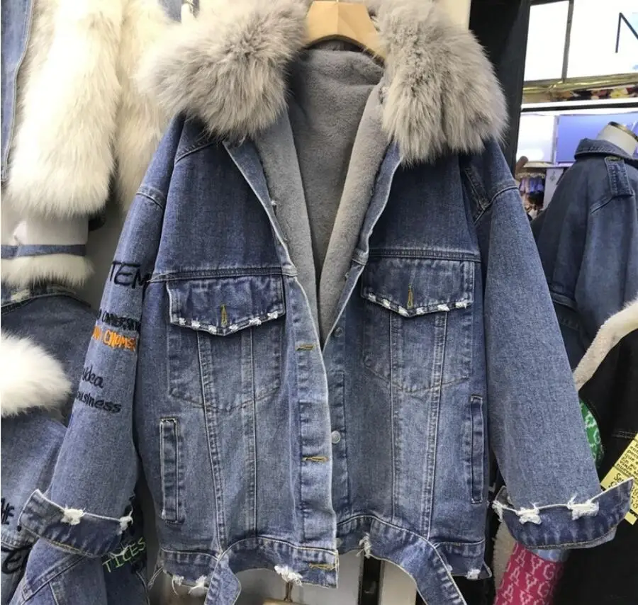 Женская джинсовая куртка с капюшоном и воротником из искусственного меха теплая