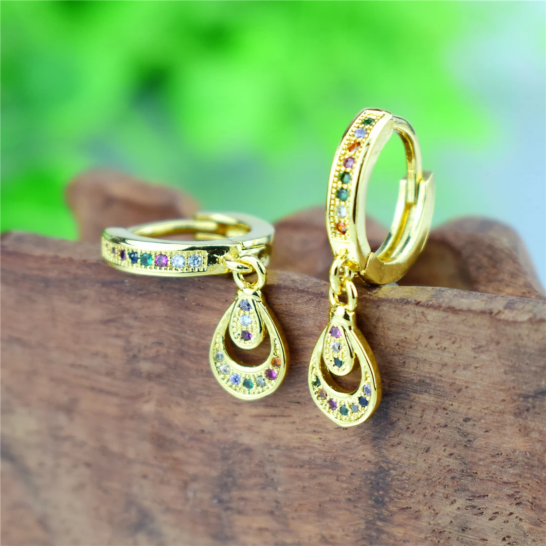 Классические серьги в форме капли воды с радужными фианитами класса ААА