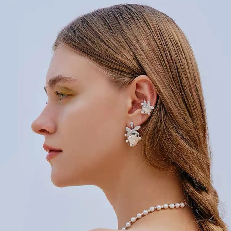 

Silver micro-inlaid crystal diamonds, exquisite version, sparkling strawberry earrings, creatively designed banquet accessories