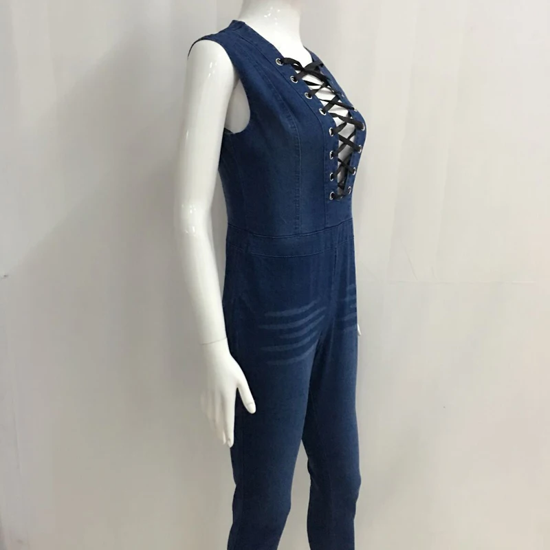 Женские облегающие комбинезоны без рукавов синие джинсовые с вырезами летние