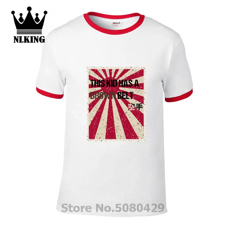 В винтажном стиле с потертостями коричневым поясом в ретро мальчик каратист