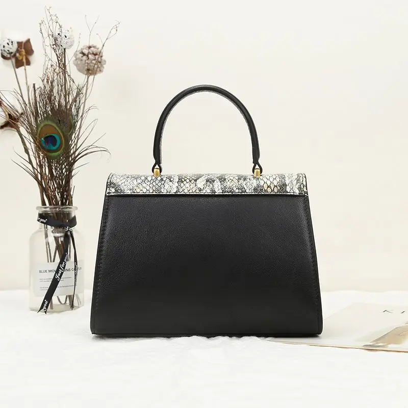 Кошелек из натуральной коровьей кожи с узором под змеиную кожу золотистого цвета