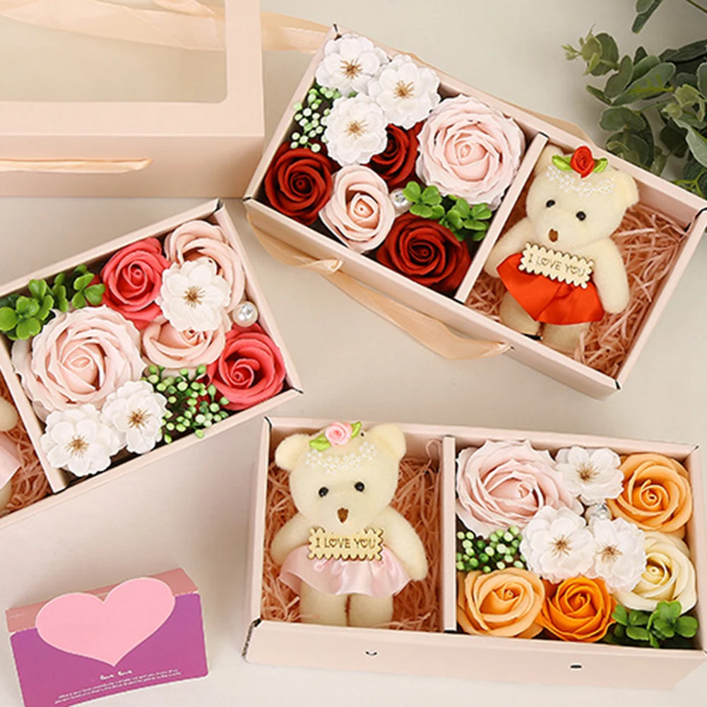 Подарочная коробка с розовым мылом и изображением маленького медведя не