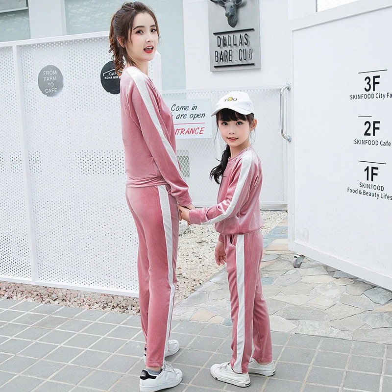 Бархатные костюмы для мамы и девочки коллекция 2019 года осенне зимняя одежда