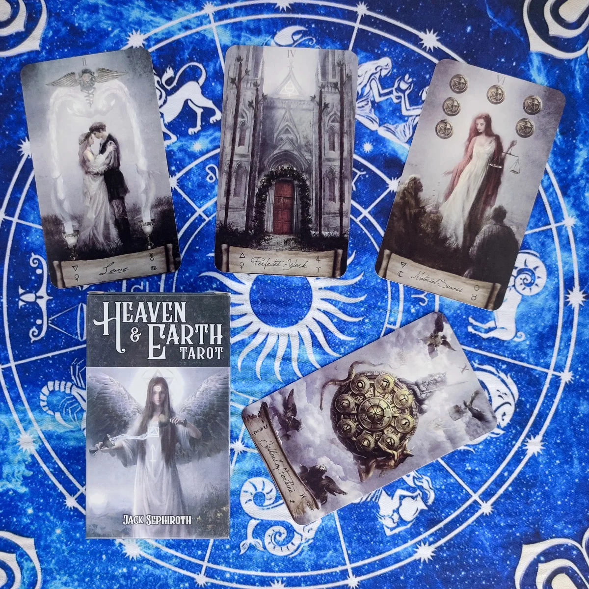 

Карты Таро с надписью «New Heaven & Earth»