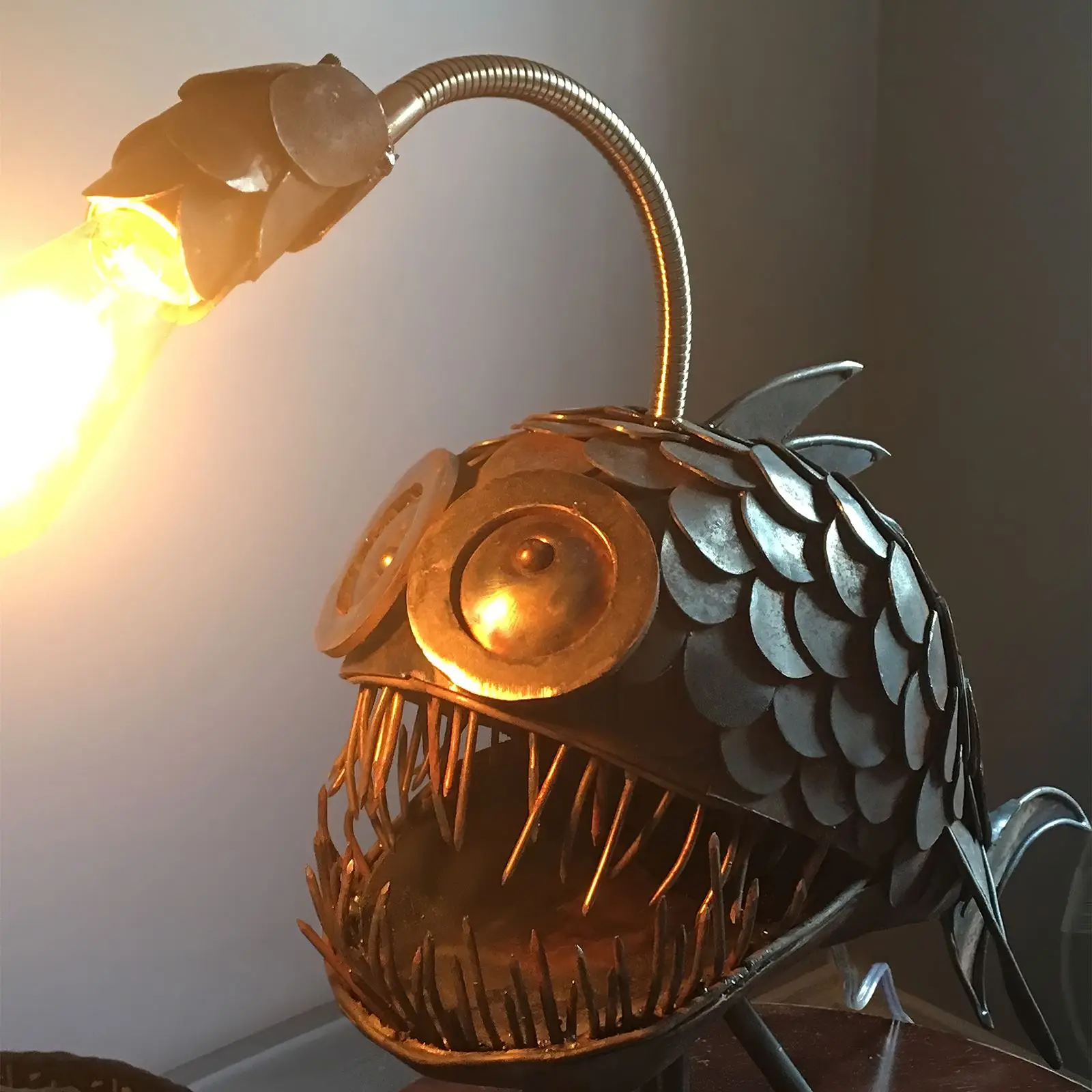 

Retro Art Table Lamp Angler Fish Lamp Floor-standing with USB Interface Table Lamps LED Light for Bedroom Living Room Office Bar