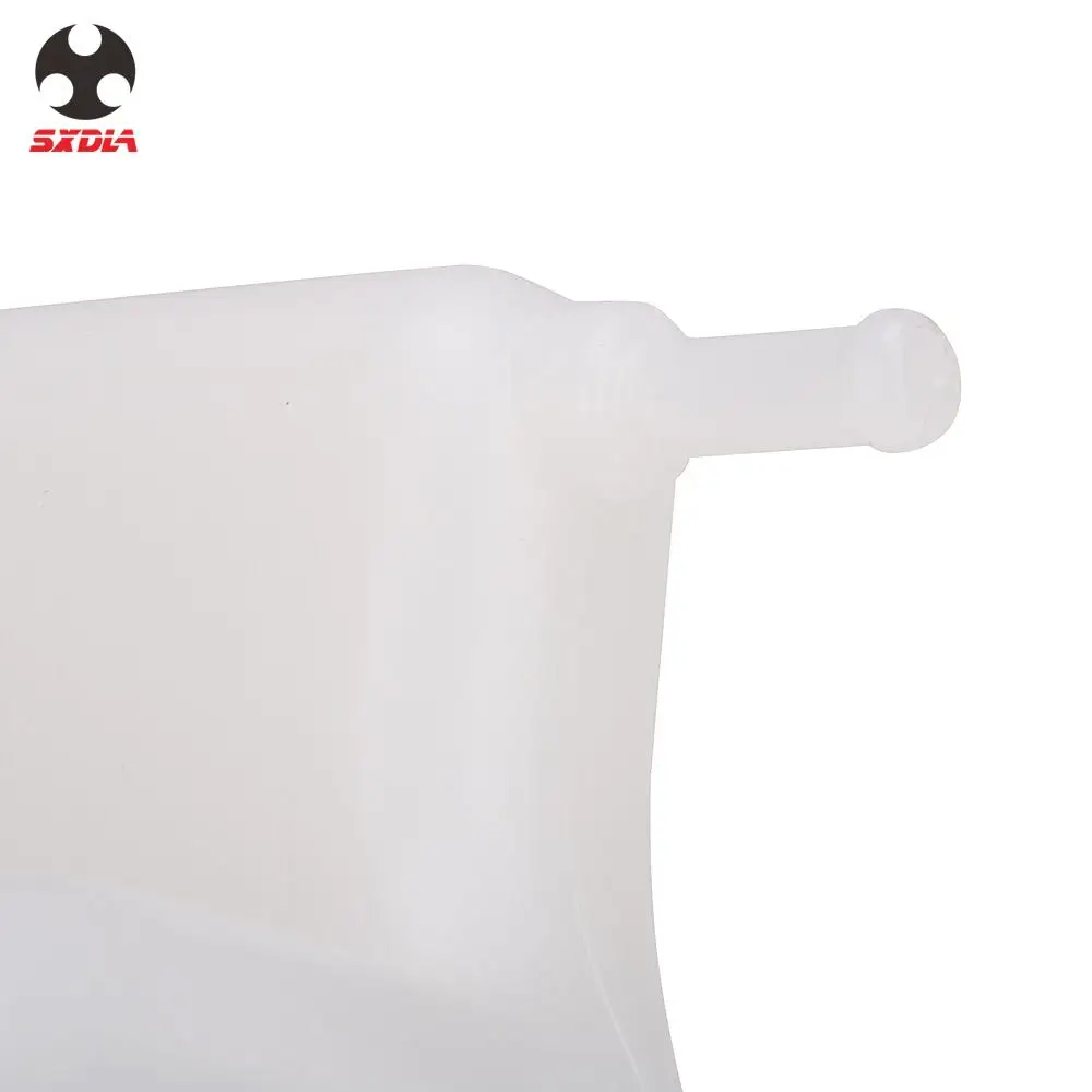 Мотоцикл после рынка охлаждающей жидкости над потоком бутылки резервуар