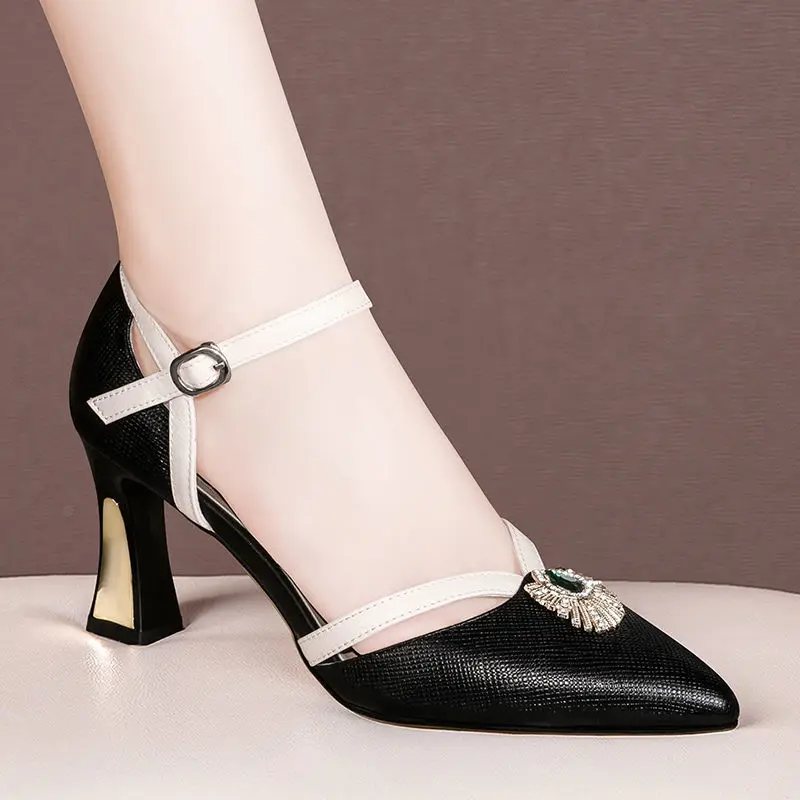 Женские милые зеленые туфли на высоком каблуке с острым носком и пряжкой