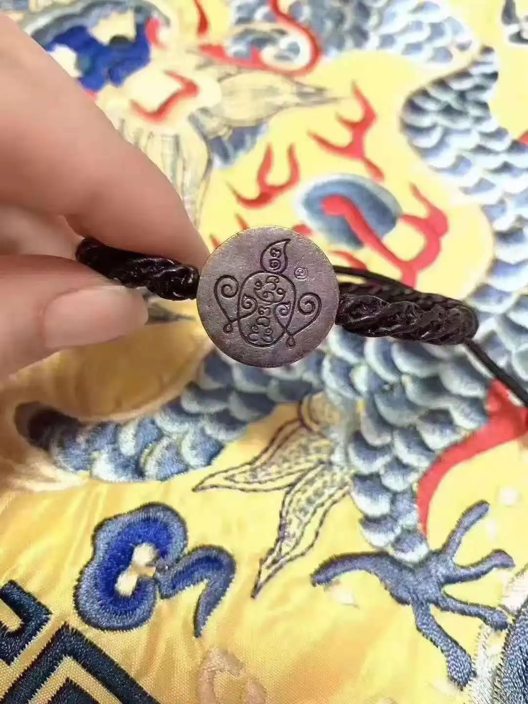 

Wholesale Retail Alloy Hand Strap Five Eyes Four Ears God Statue Bracelet Brings Wealth Couple Wristband Man's Woman's Wear