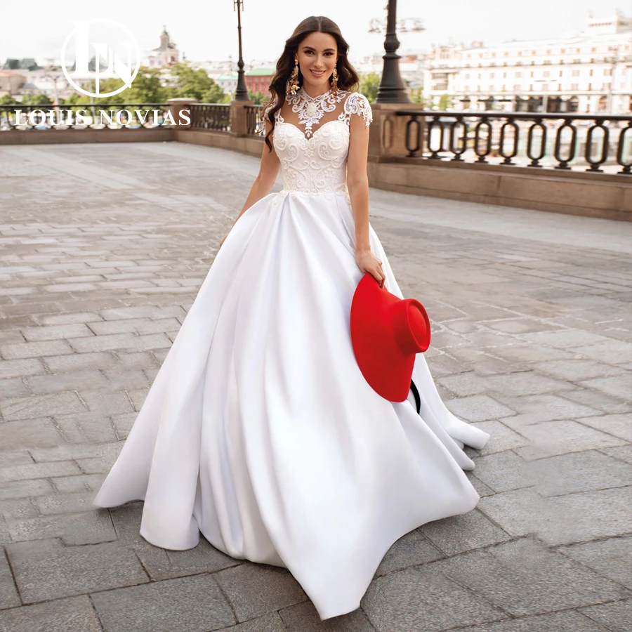 Свадебное платье LOUIS NOVIAS свадебное с высоким воротником расшитое бисером