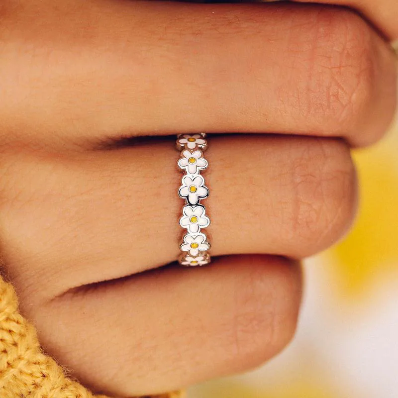 Женское кольцо с маленькой маргариткой в готическом стиле | Украшения и