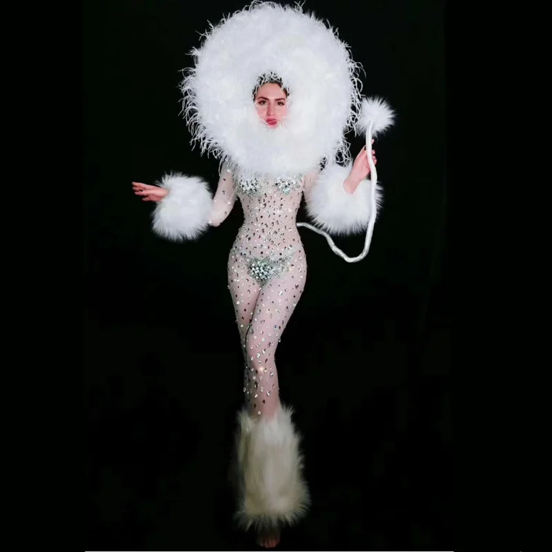 Женский прозрачный комбинезон с большими серебряными камнями и перьями |