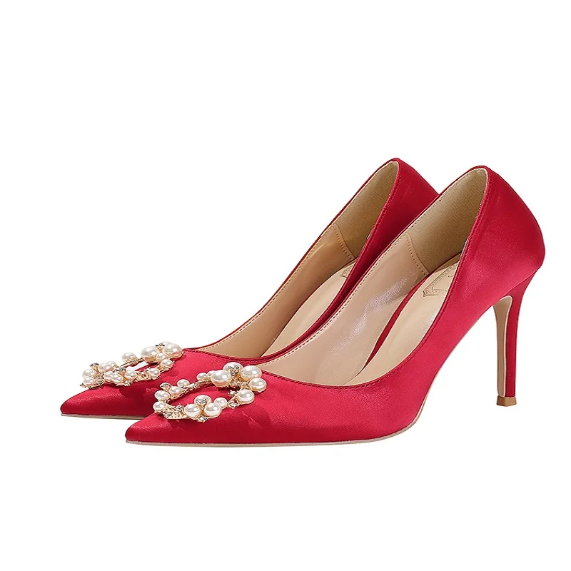 Женские свадебные туфли с острым носком красные атласные на шпильке закрытым и