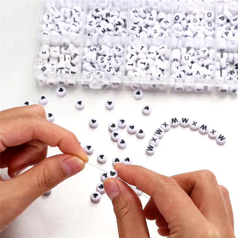 Шкатулка для бусин с буквами английского алфавита белый плоский круглый черный